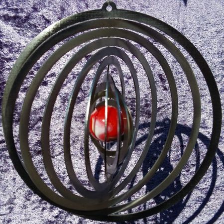 Windspiel Rund mit Murmel "Mini", rot-wei