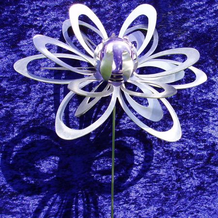 Blume \"gro\" mit Glaskugel, lila (hell)
