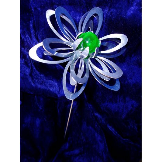 Blume "klein" mit Glaskugel auf Stab, grn