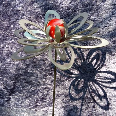 Blume "klein" mit Glaskugel auf Stab, rot-wei