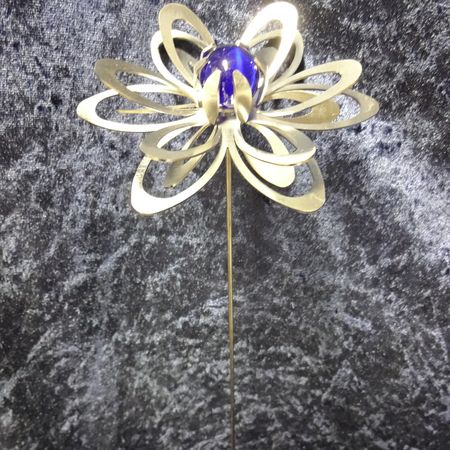 Blume \"klein\" mit Glaskugel auf langem Stab, dunkelblau