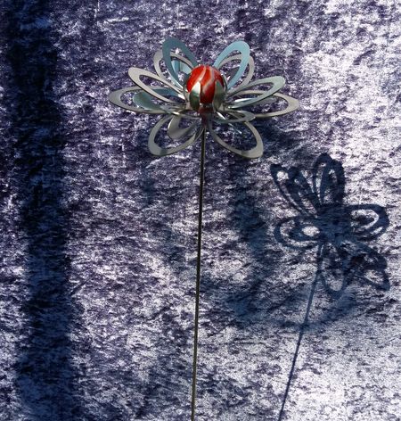 Blume \"klein\" mit Glaskugel auf langem Stab, rot-wei